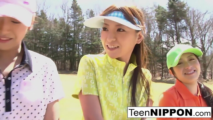 Ragazze Asiatiche Adolescenti Si Spogliano Per Un Divertente Gioco Di Strip Golf