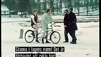 En Retro Dansk Trekant På Et Bordel