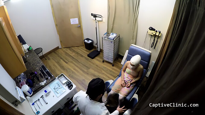 Sesión Bdsm En La Oficina Del Doctor Se Convierte En Bondage Y Humillación