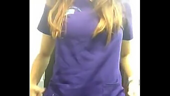 Enfermeira Sexy Em Uniforme Se Suja No Banheiro Do Trabalho