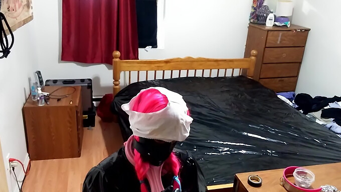 Video Hd Di Sissy Maids Che Si Divertono Con L'Auto-Bondage E La Doppia Penetrazione