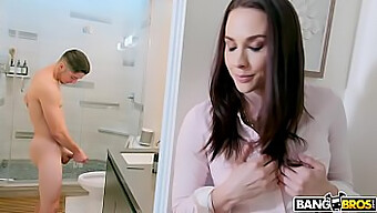 Fiul Vitreg Al Lui Chanel Preston Este Prins Masturbându-Se În Baie