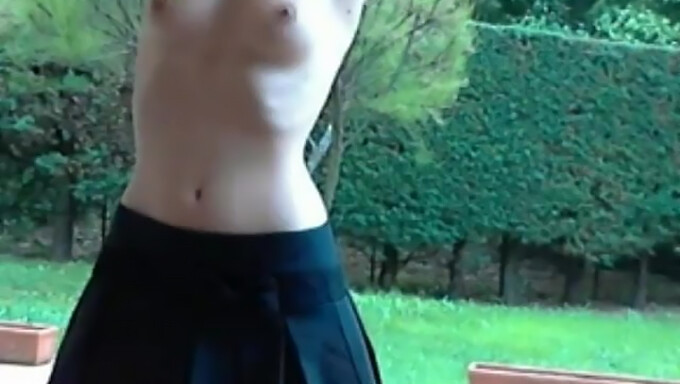 Hausgemachtes Video Von Einer Schlanken Amateurin, Die Im Garten Strippt