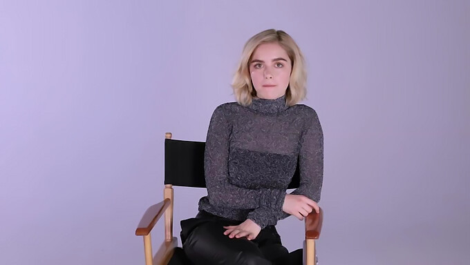 Podívejte Se, Jak Kiernan Shipka Dráždí A Prosím, Jak Si Honí Kundičku