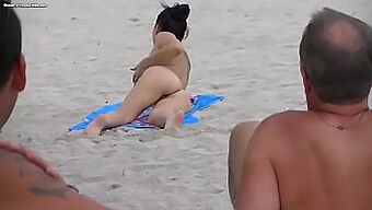 Exhibicionistas En La Playa: Porno Al Aire Libre Amateur