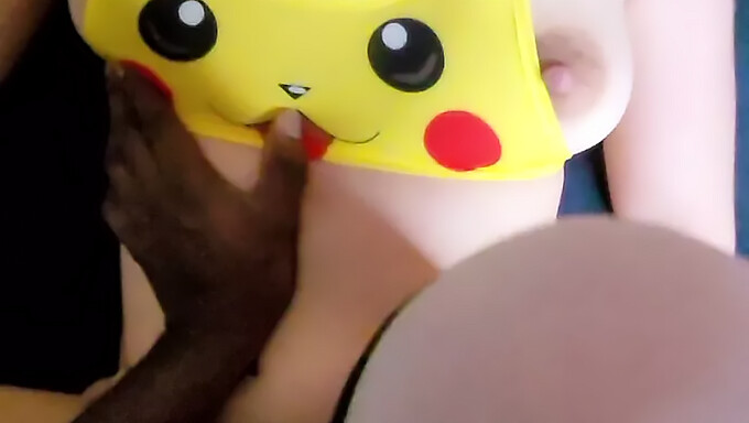 Distracție Cfnm Interracială Cu O Fată Franceză Fierbinte Într-Un Costum Pikachu