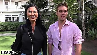 Jasmine Jae Esittelee Suuria Luonnollisia Tissejään Ja Lävistettyä Klitoristaan Julkisesti