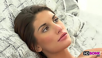 August Ames Nagy Mellei Ugrálnak, Ahogy Keményen Veszi A Seggét