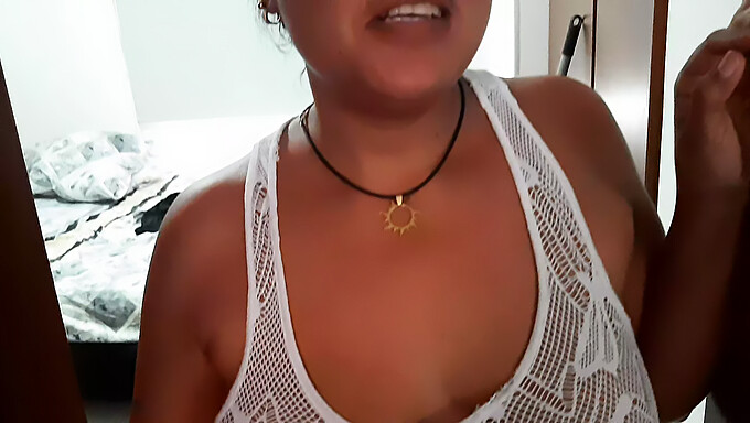 Milf Morena Da Placer Oral A Su Hijastro Antes De Su Fiesta