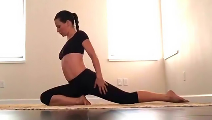 Bài Tập Yoga Của Evangeline Lilly Trong Một Video Solo