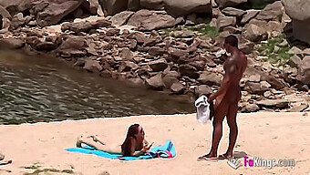 Een Goed Bedeelde Zwarte Man Op Het Naaktstrand: De Droom Van Een Cowgirl