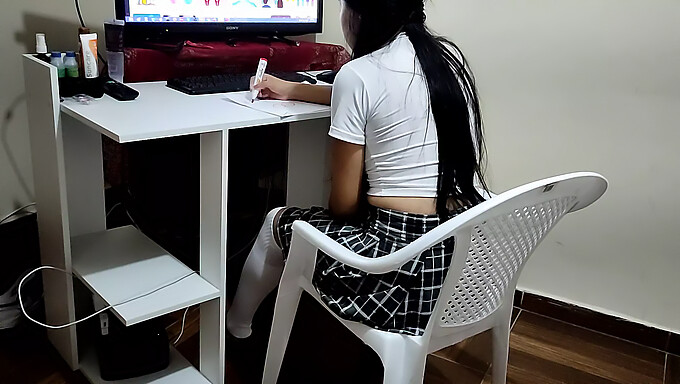 Enseñando A Una Colegiala Cómo Hacer El Sexo