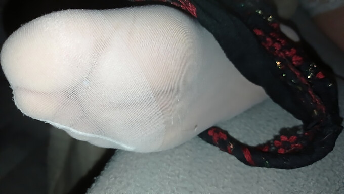 Pov-Video Von Einem Mädchen In Strümpfen, Das Einen Footjob Gibt Und Auf Ihre Muschi Abspritzt