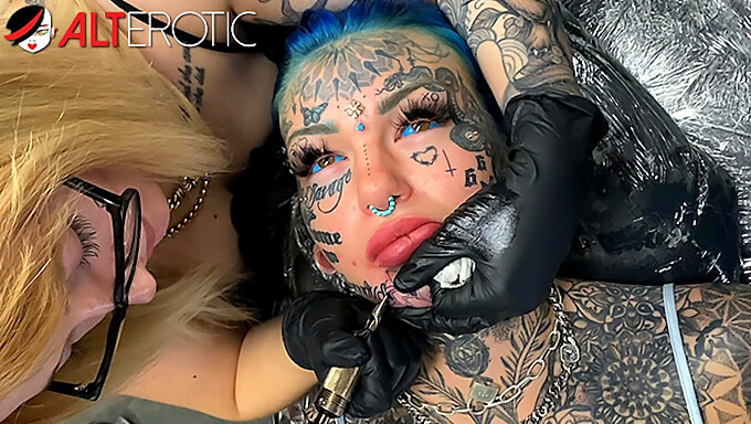 Große Natürliche Titten Und Piercings Im Amateur-Reality-Video Zu Sehen