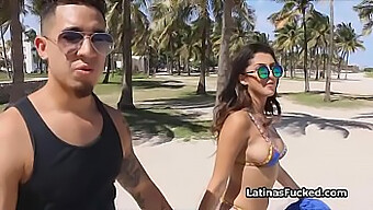 Une Beauté Brune Se Fait Prendre Par Une Grosse Bite Dans Cette Vidéo Porno De Plage