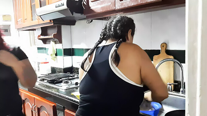 Milf En La Cocina Mientras Me Follo A La Criada