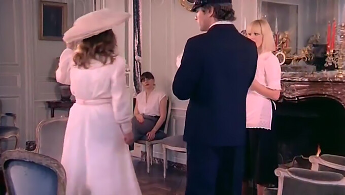 Einführendes Erlebnis Einer Novizin (1979), Mit Brigitte Lahaie In Einer Triobegegnung.Die Junge Frau Wird In Einem Dreier Mit Zwei Männern Und Frauen Verwöhnt.