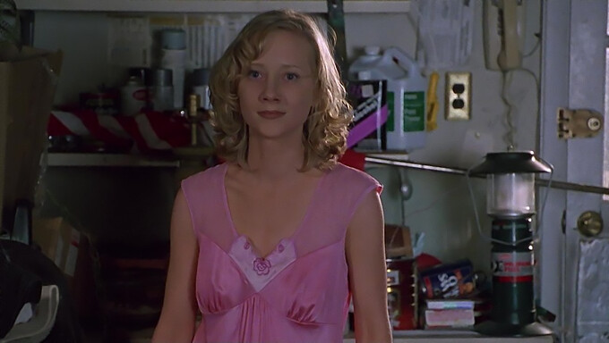 Anne Heche Viser Sin Naturlige Skønhed I Donnie Brasco