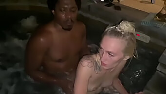 Victoria Gracen Og Daddy Panda Nyder En Hot Tub Date