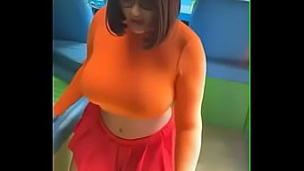 Cosplayando A Velma Y Daphne En Un Trío Caliente